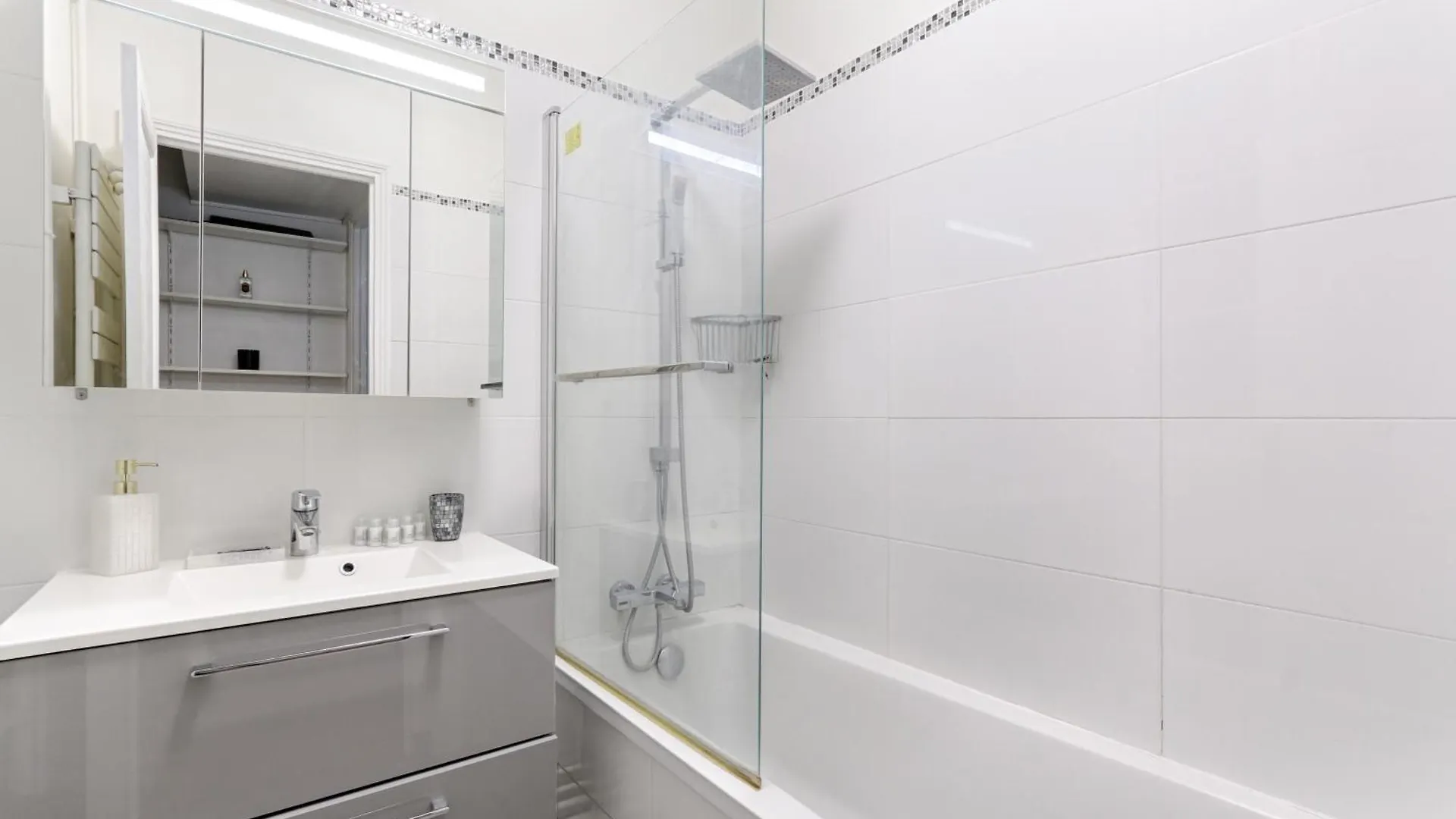 Victor Hugo Trocadero Luxury Apartment 4Br Paris